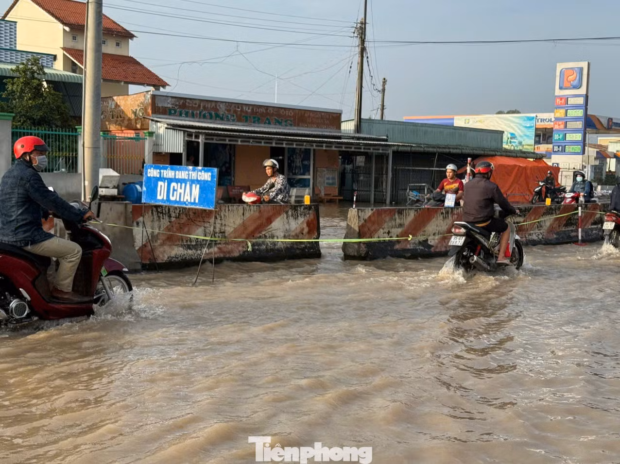 Quốc lộ 1 qua Vĩnh Long ngập sâu, giao thông ách tắc - 8