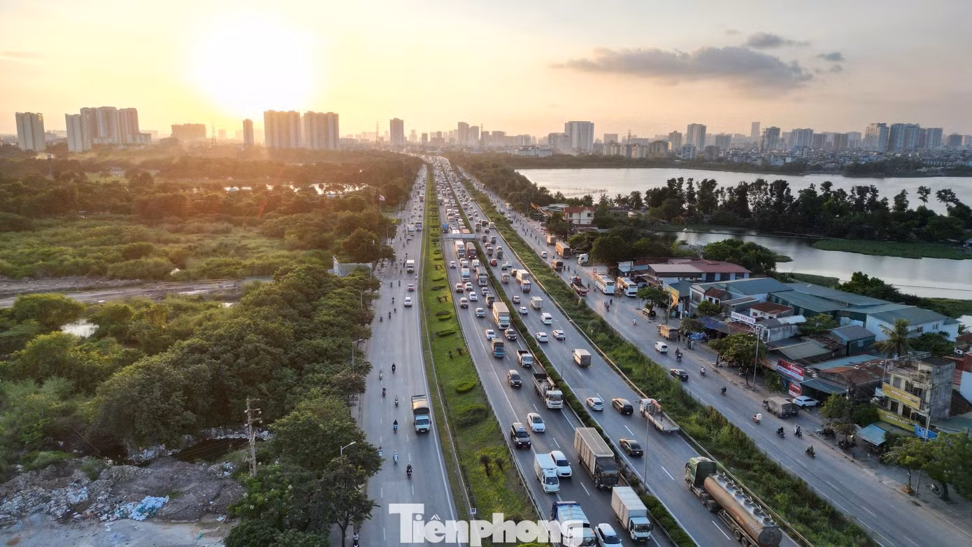 Bến xe Yên Sở nằm trên tuyến Vành đai 3, giữ vị trí thuận lợi tại cửa ngõ phía Nam Hà Nội, kết nối với các tỉnh phía Nam và Bắc Trung Bộ. Công trình cách bến xe Nước Ngầm khoảng 2 km và bến xe Giáp Bát khoảng 5 km, tạo điều kiện chia sẻ, phân bổ lại lưu lượng hành khách và phương tiện giữa các đầu mối giao thông này.