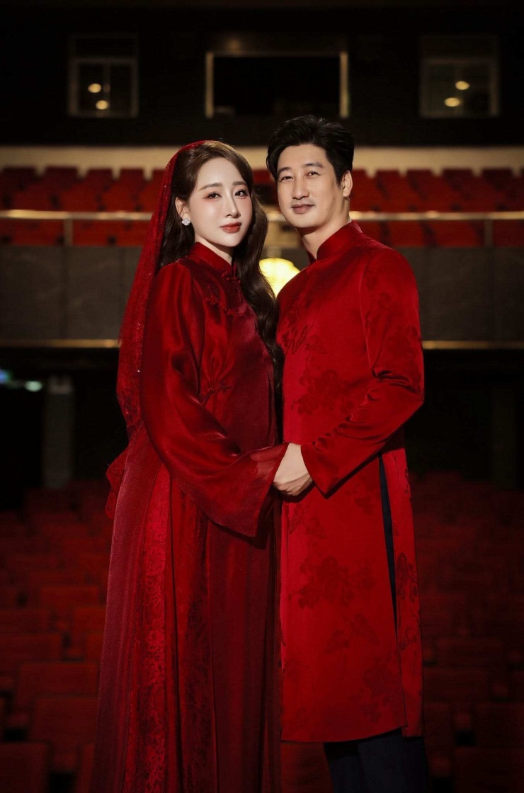 Thùy Anh - Ngọc Quỳnh chụp ảnh cưới ở nhà hát Kịch Hà Nội.
