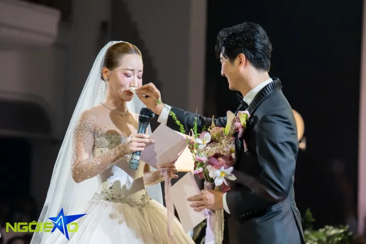 Ngọc Quỳnh lau nước mắt cho vợ trong hôn lễ. Ảnh: Tùng Đinh