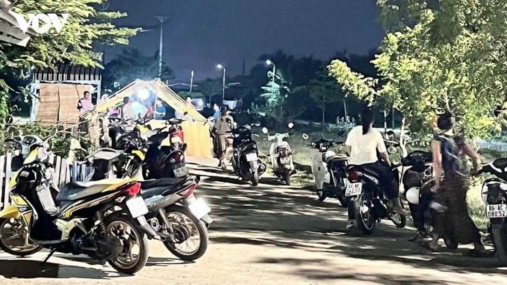 Người thân và người dân tập trung giúp gia đình một trong hai trẻ em gặp nạn