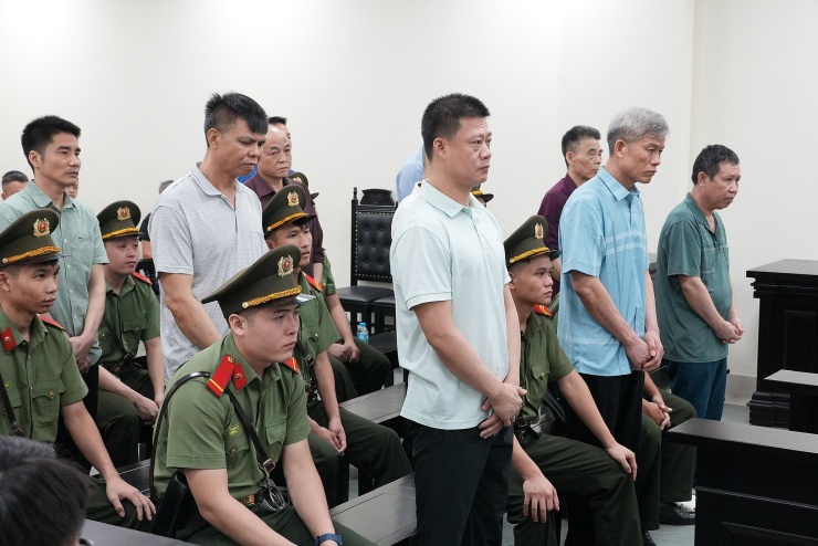 Bị cáo Đinh Hùng (hàng đầu, thứ 3 từ phải qua) và các bị cáo tại tòa. Ảnh: Linh Đan