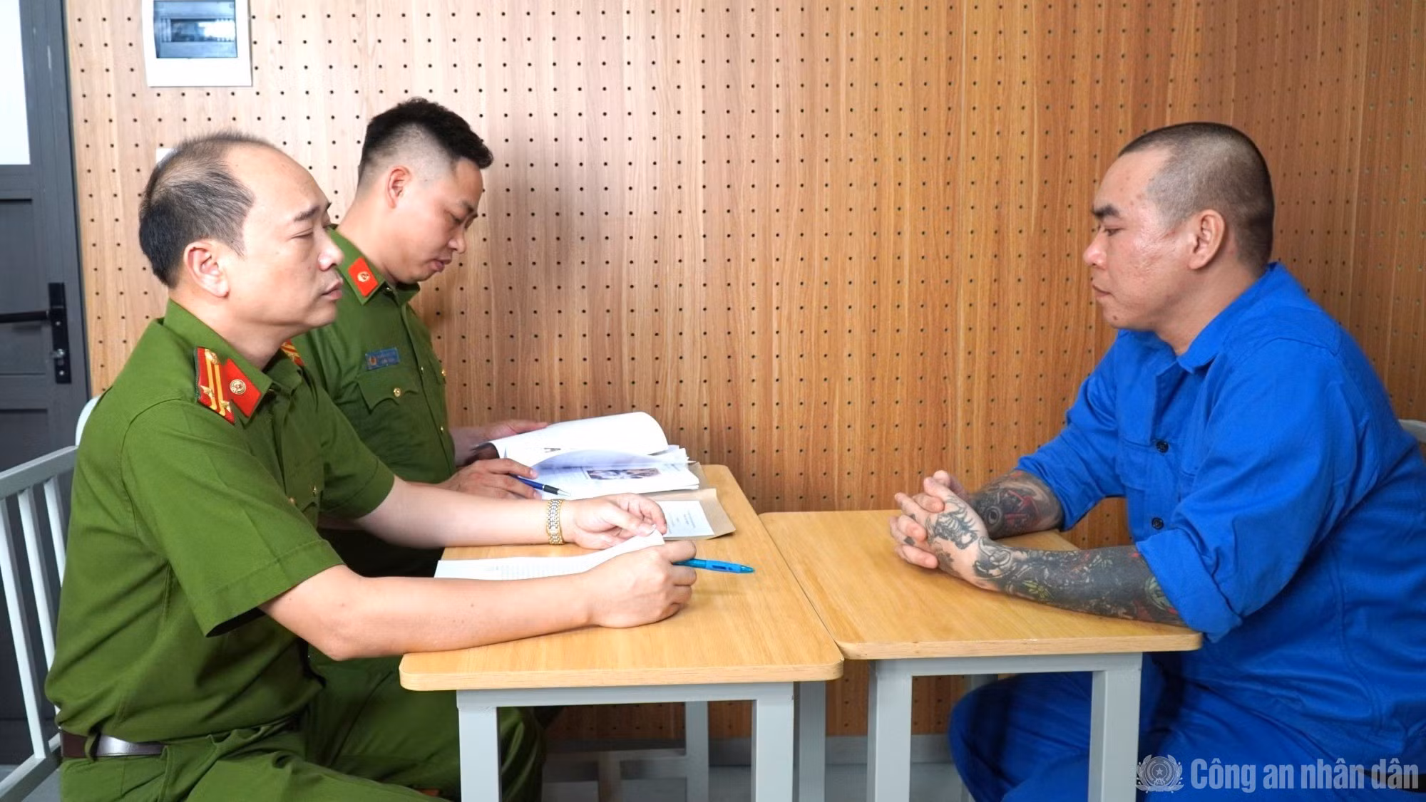 Cơ quan Công an lấy lời khai đối tượng Phạm Huy Tuyền.