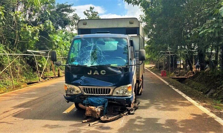 Hiện trường vụ tai nạn giữa xe tập lái và xe máy trên tuyến tránh đô thị Pleiku, tỉnh Gia Lai (Ảnh: Báo Gia Lai)