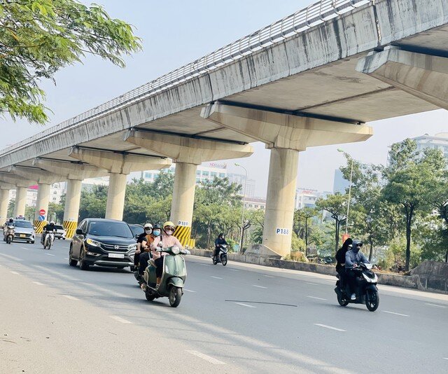 Theo dự báo thời tiết, trước khi đón không khí lạnh Thủ đô Hà Nội trời nắng mạnh. Ảnh: T.H