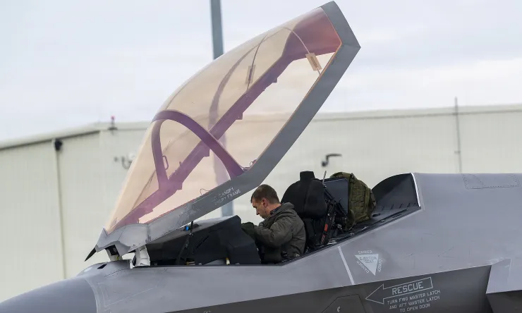 Phi công Mỹ trong buồng lái tiêm kích F-35 tại căn cứ ở bang Massachusetts tháng 12/2025. Ảnh: USAF