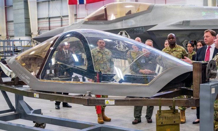 Kính buồng lái F-35 được trưng bày tại căn cứ không quân Luke, bang Arizona, Mỹ ngày 21/1. Ảnh: USAF