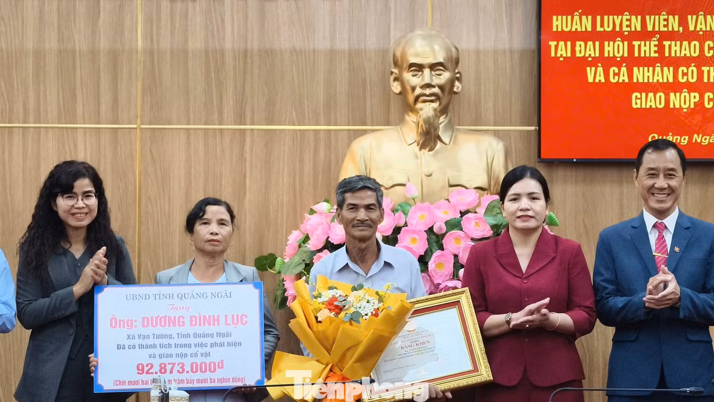 UBND tỉnh Quảng Ngãi tổ chức tuyên dương, khen thưởng ông Dương Đình Lục vì có thành tích trong việc phát hiện, giao nộp cổ vật tượng thần khỉ Hanuman.