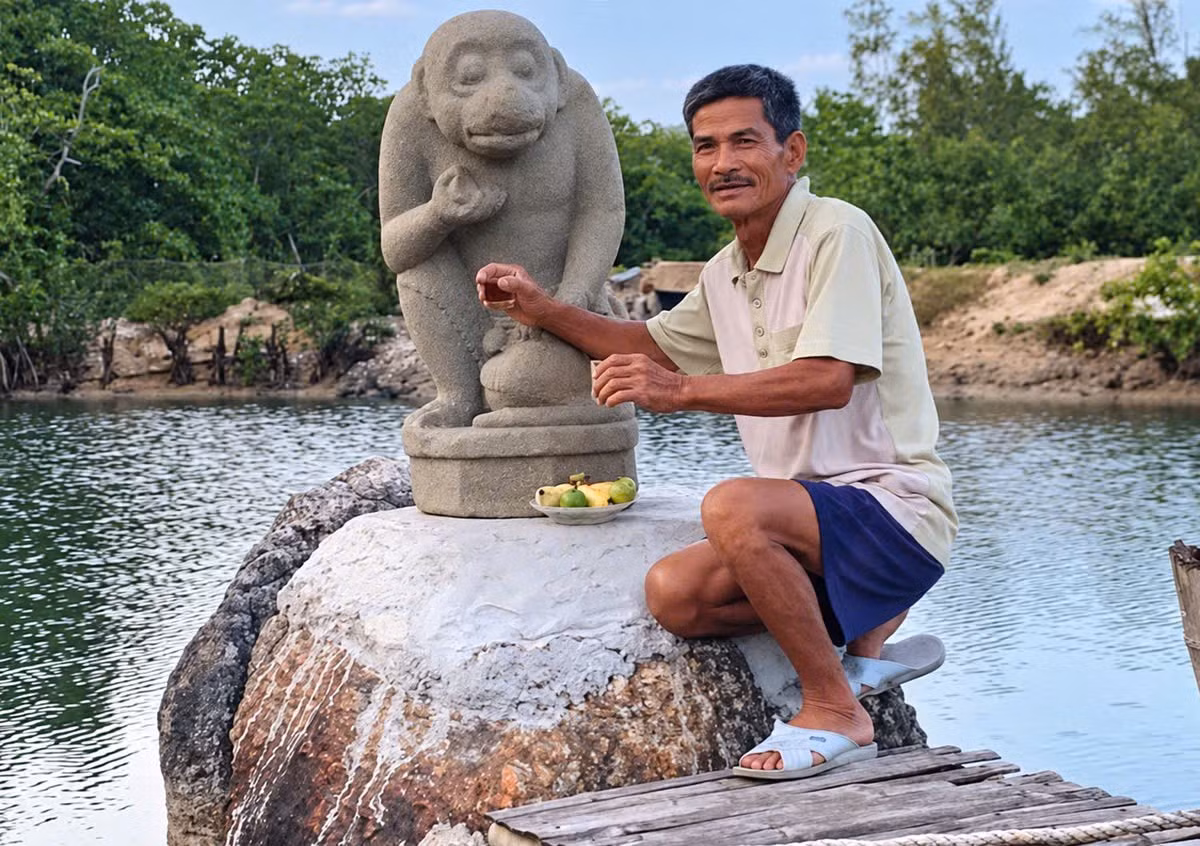 Ông Dương Đình Lục cùng tượng thần khỉ Hanuman.