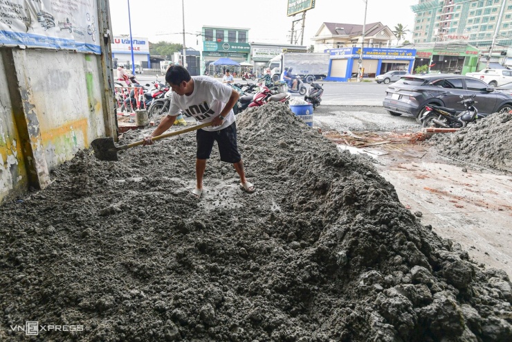 Nhà thấp hơn mặt đường cả mét khi quốc lộ cửa ngõ TP HCM nâng nền - 9