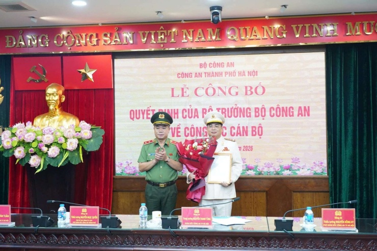 Trung tướng Nguyễn Thanh Tùng, Giám đốc Công an TP Hà Nội trao quyết định của Bộ trưởng Bộ Công an cho Đại tá Trần Văn Quang. Ảnh: CAHN.