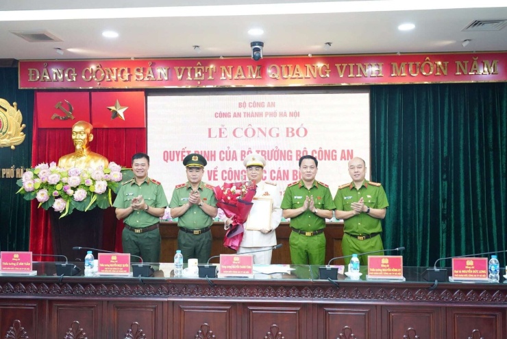 Ban Giám đốc Công an TP Hà Nội chúc mừng Đại tá Trần Văn Quang. Ảnh: CAHN.