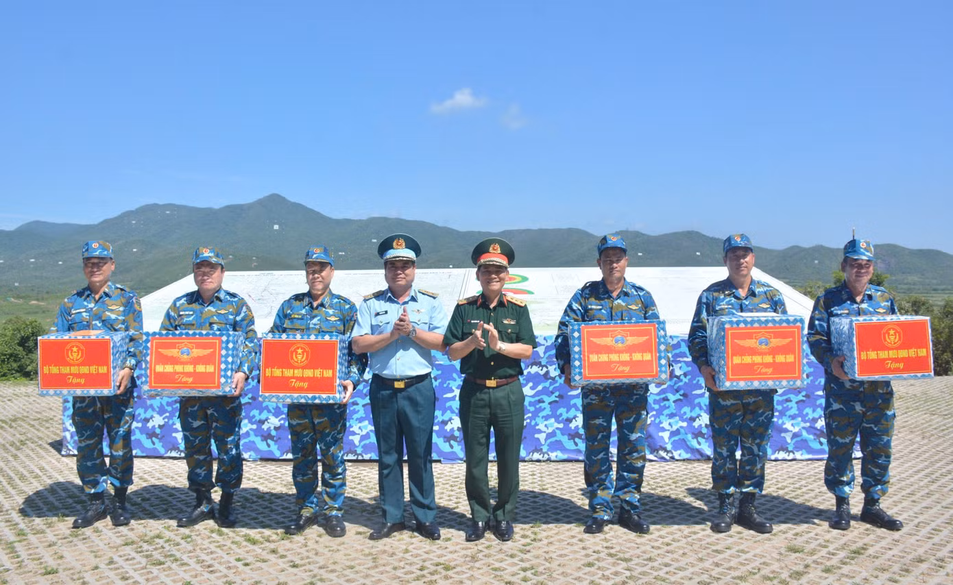 Thượng tướng Phạm Trường Sơn - Phó Tổng Tham mưu trưởng Quân đội nhân dân Việt Nam và Trung tướng Vũ Hồng Sơn - Tư lệnh Quân chủng Phòng không - Không quân, trao quà tặng các đơn vị hoàn thành tốt nhiệm vụ diễn tập.