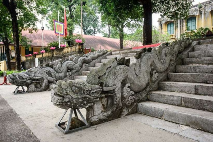 Đôi rồng đá với những chi tiết điêu khắc được đánh giá là một trong những tác phẩm điêu khắc đá đẹp nhất nghệ thuật thời Lê sơ. (Ảnh: TT Hoàng thành Thăng Long - Hà Nội)