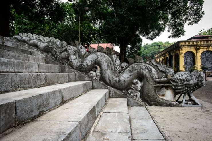 Thềm Rồng chính là di tích nguyên gốc quý giá nhất còn lại. Nền điện dài khoảng 57m, rộng 41,5m, cao khoảng 2,3m. (Ảnh: TT Hoàng thành Thăng Long - Hà Nội)