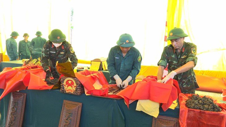 Đến ngày 29/9, đội tìm kiếm quy tập đã tìm thấy 22 bộ hài cốt trong phần mộ chôn tập thể ở gò Mả Chìa. Ảnh: Phạm Dũng
