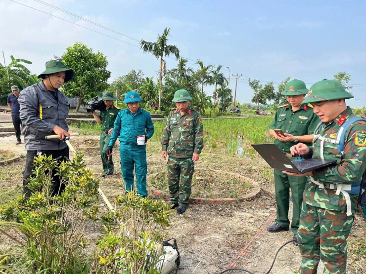 Lực lượng chức năng sử dụng thiết bị radar xuyên đất (GPR) dò tìm, xác định vị trí mộ tập thể của 8 liệt sĩ thời kỳ chống Pháp tại khu vực Mả Chìa, thôn Mai Sơn, xã Vĩnh Bảo. Ảnh: Trung tâm Dịch vụ sự nghiệp công Vĩnh Bảo