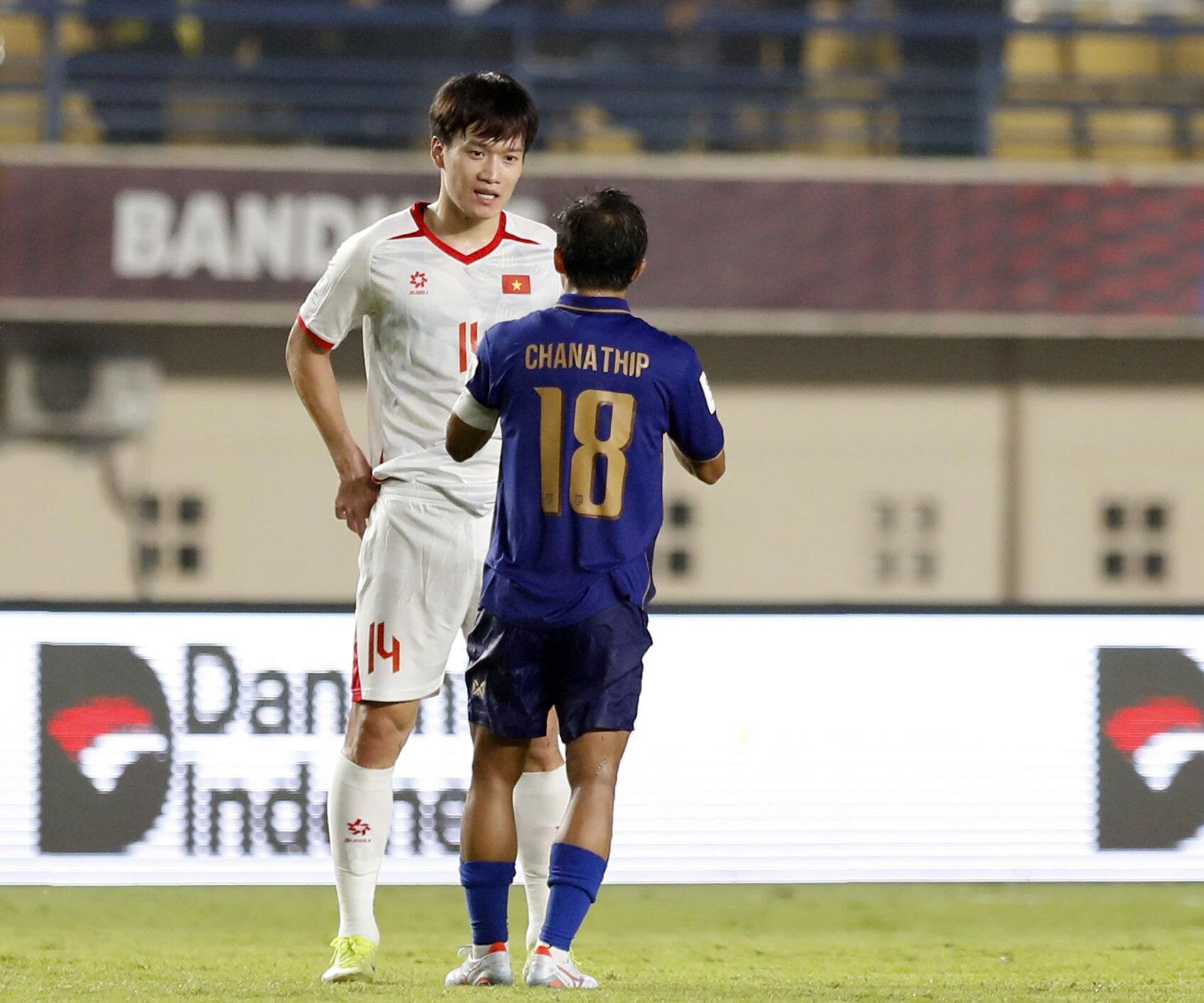 Sau khi kết thúc trận đấu giữa Việt Nam và Thái Lan, "Messi Thái" Chanathip Songkrasin đã sang chào hỏi thân mật với các cầu thủ Việt Nam như Hoàng Đức