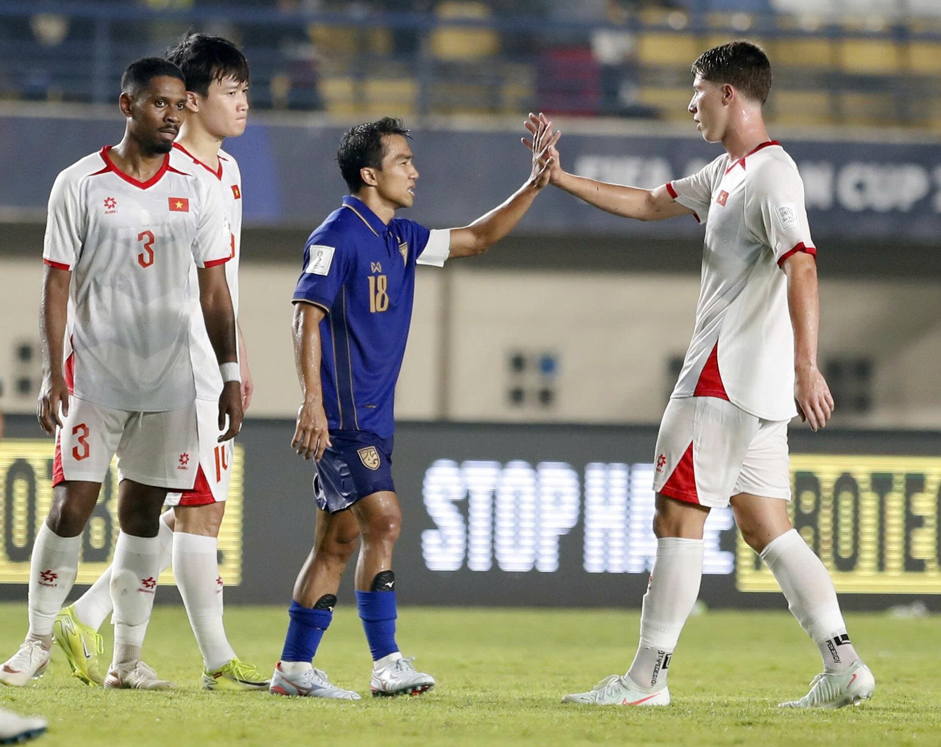 Chanathip cùng tân binh của ĐT Việt Nam, Lee Williams Minh Hoàng 