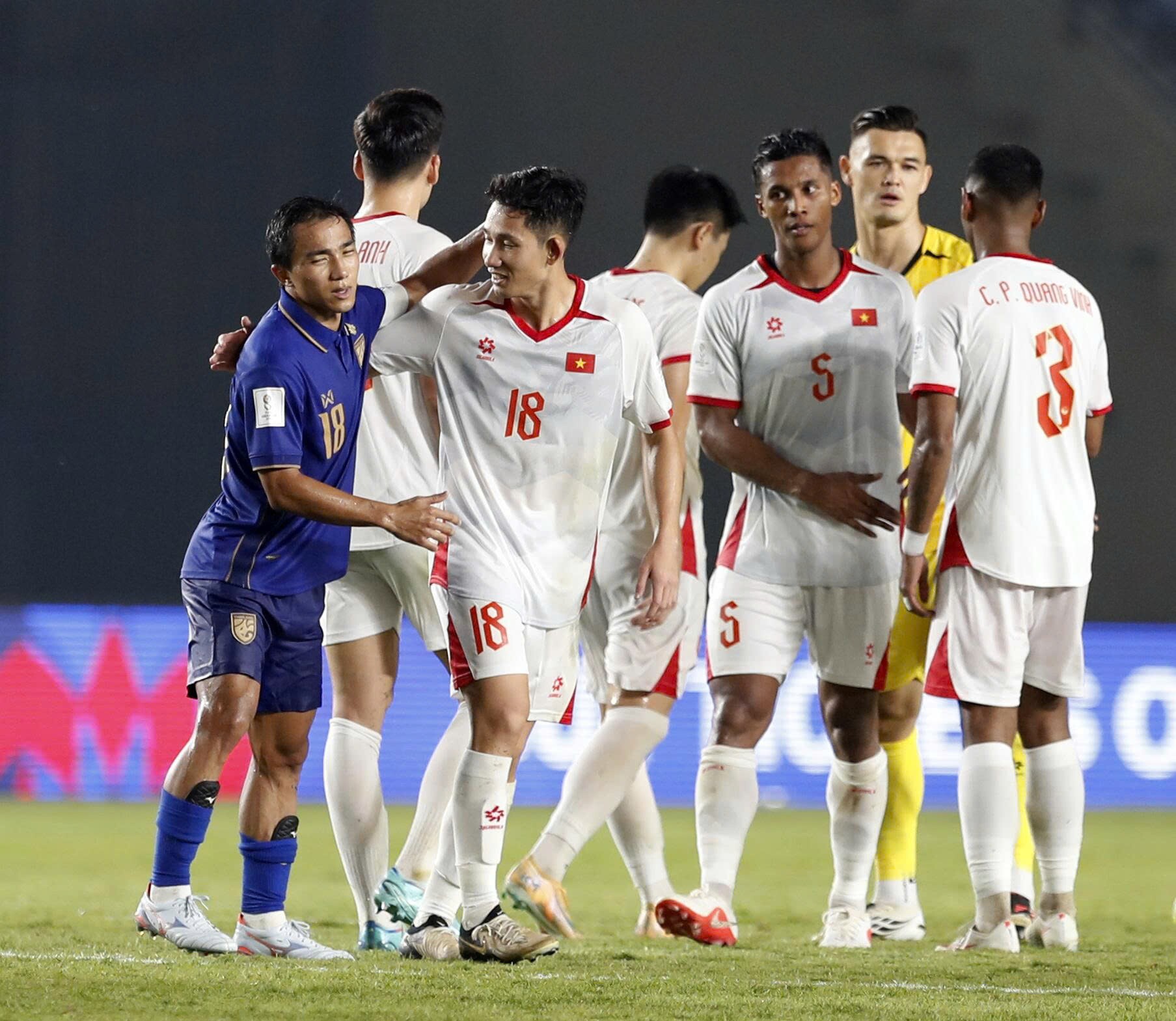 Hai Long cũng nhiệt tình chào hỏi với Chanathip