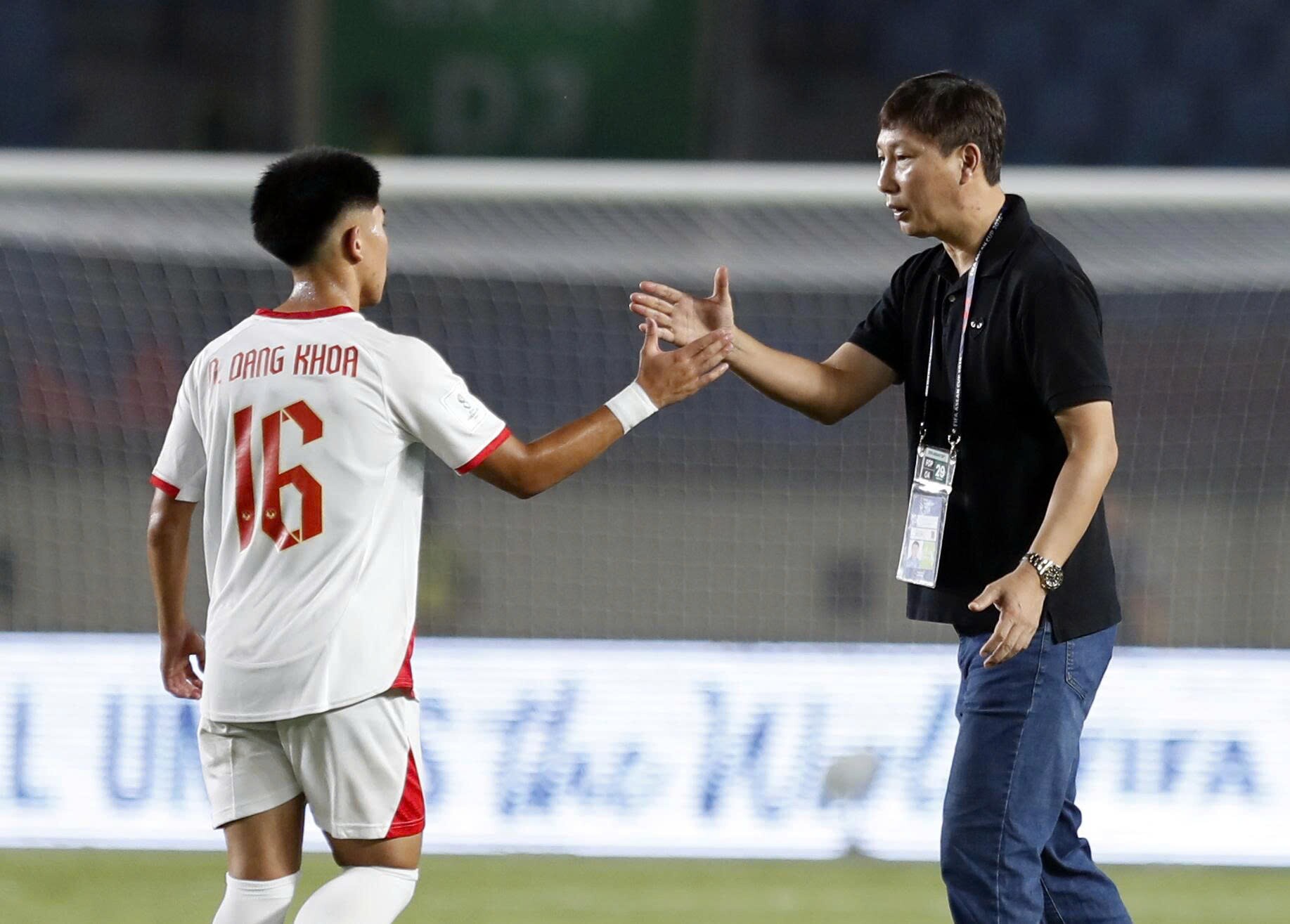 HLV Kim Sang Sik động viên tài năng trẻ Ngô Đăng Khoa