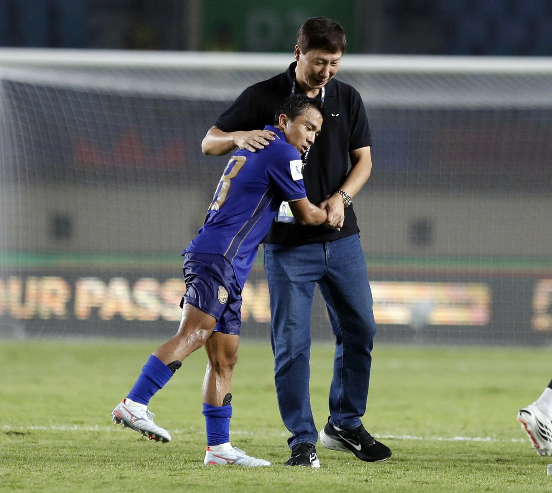 "Messi Thái" thân thiện sau đại chiến, có cử chỉ thân mật cùng HLV Kim Sang Sik - 11