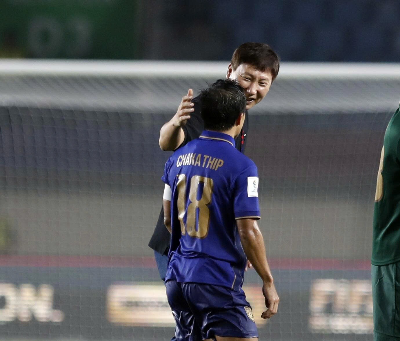 "Messi Thái" cũng có cử chỉ thân mật với HLV Kim Sang Sik