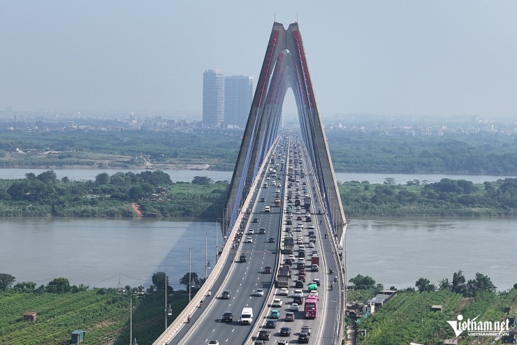 Cầu Nhật Tân có lưu lượng phương tiện lớn. Ảnh: Đình Hiếu