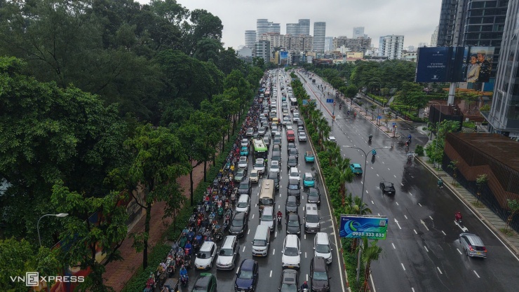 Mưa lớn gây ngập, kẹt xe khắp TP HCM - 1