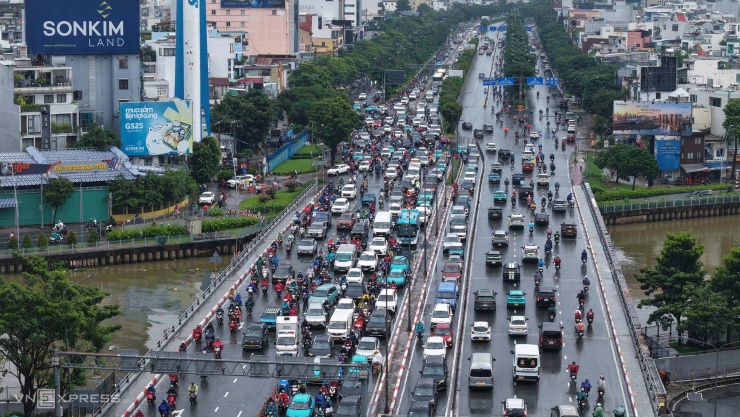 Mưa lớn gây ngập, kẹt xe khắp TP HCM - 12