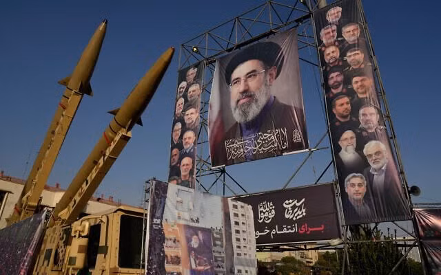 Tên lửa và hình Lãnh tụ Tối cao Iran Mojtaba Khamenei tại Quảng trường Baharestan, Tehran, ngày 28-9-2026 (Ảnh AP)