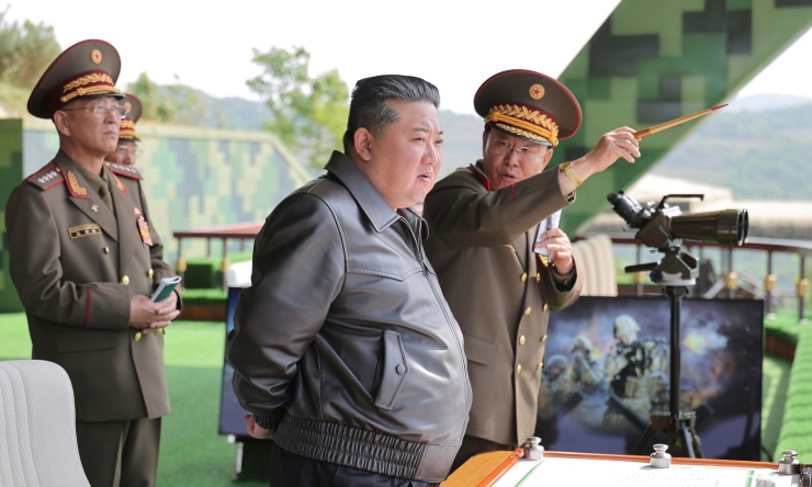 Lãnh đạo Triều Tiên Kim Jong-un thị sát một cuộc tập trận quân sự năm ngoái. Ảnh: KCNA
