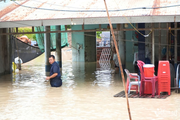 Người phụ nữ mếu máo: Đi làm về, phòng trọ đã ngập gần 1m - 2
