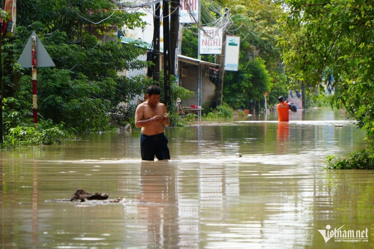 Người phụ nữ mếu máo: Đi làm về, phòng trọ đã ngập gần 1m - 4