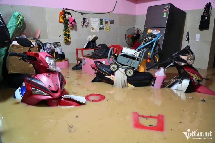 Người phụ nữ mếu máo: Đi làm về, phòng trọ đã ngập gần 1m - 7