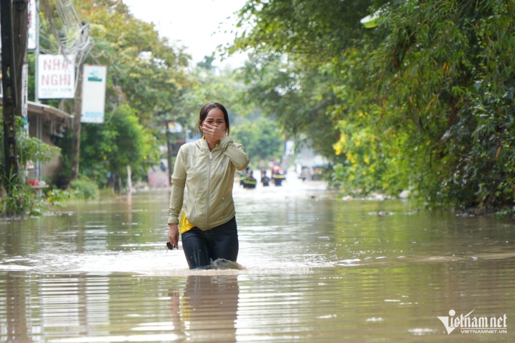 Người phụ nữ mếu máo: Đi làm về, phòng trọ đã ngập gần 1m - 9