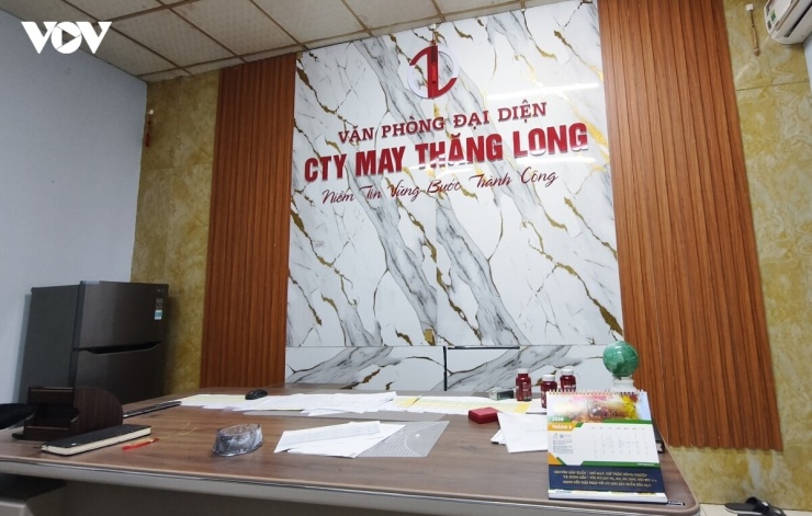 Bàn làm việc bên trong phòng Giám đốc tại Công ty TNHH TM May Thăng Long