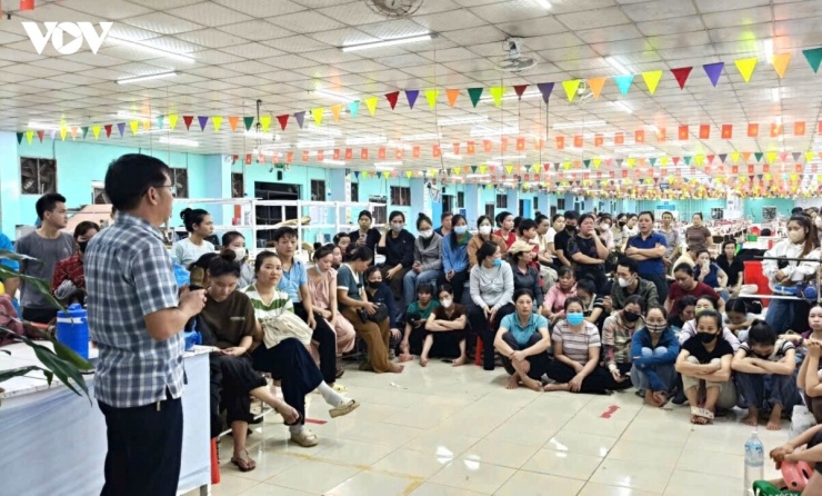 Đại diện Liên đoàn Lao động tỉnh Quảng Trị trao đổi với công nhân tại Công ty TNHH TM May Thăng Long