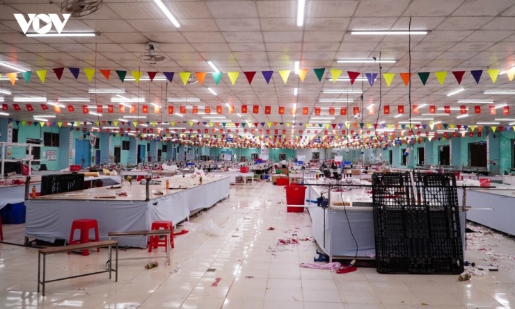 Bên trong xưởng may không diễn ra hoạt động sản xuất