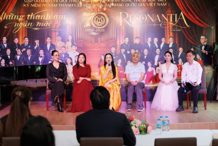 Các nghệ sĩ tham dự buổi giới thiệu hai chương trình nghệ thuật của Khoa Thanh nhạc.