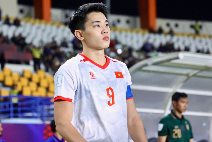 Đình Bắc phải ở lại sân do bị kiểm tra doping