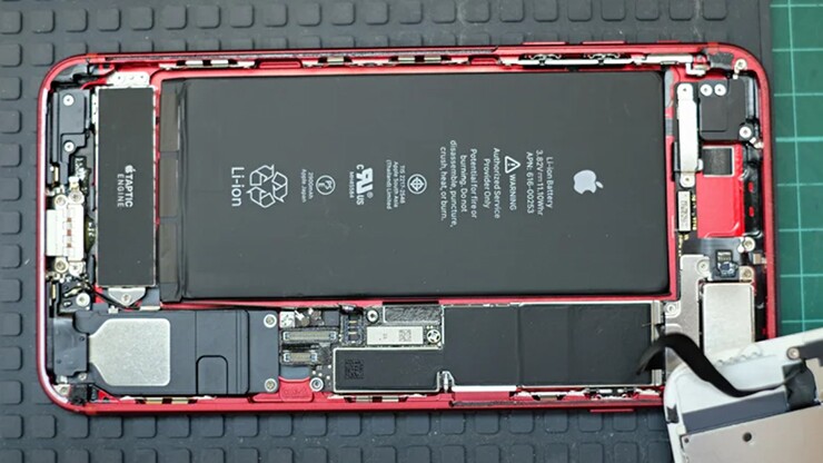 Các linh kiện bên trong iPhone được bố trí một cách tỉ mỉ.