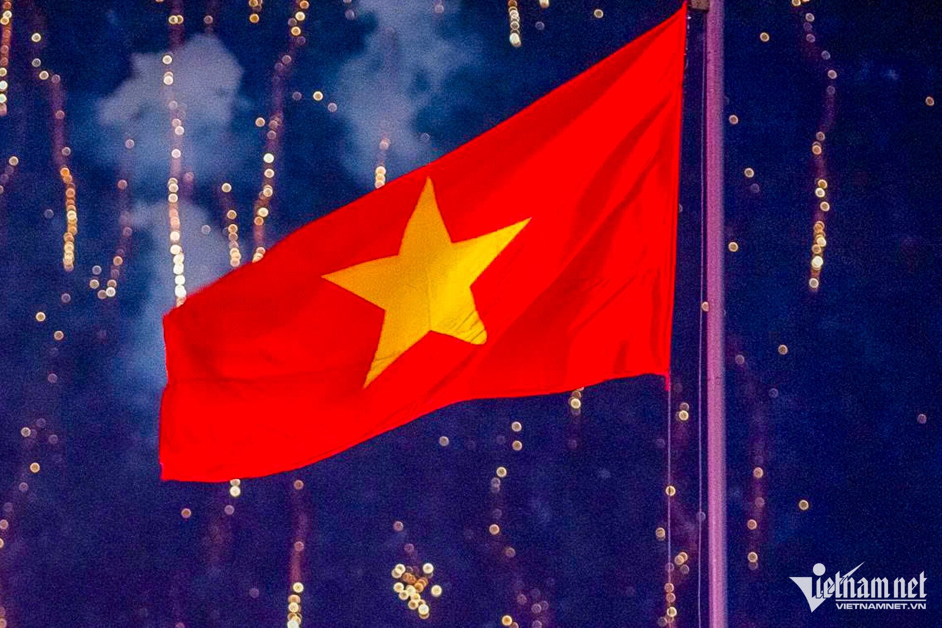 Pháo hoa rực rỡ thắp sáng bầu trời Hà Nội, TPHCM mừng Quốc khánh - 7