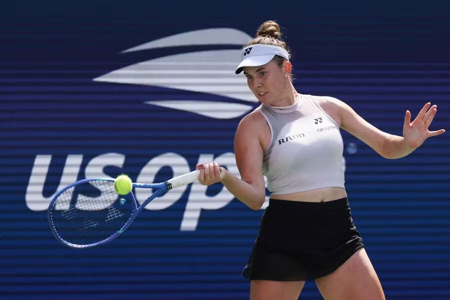 Noskova thắng nhọc để hẹn Sabalenka ở tứ kết
