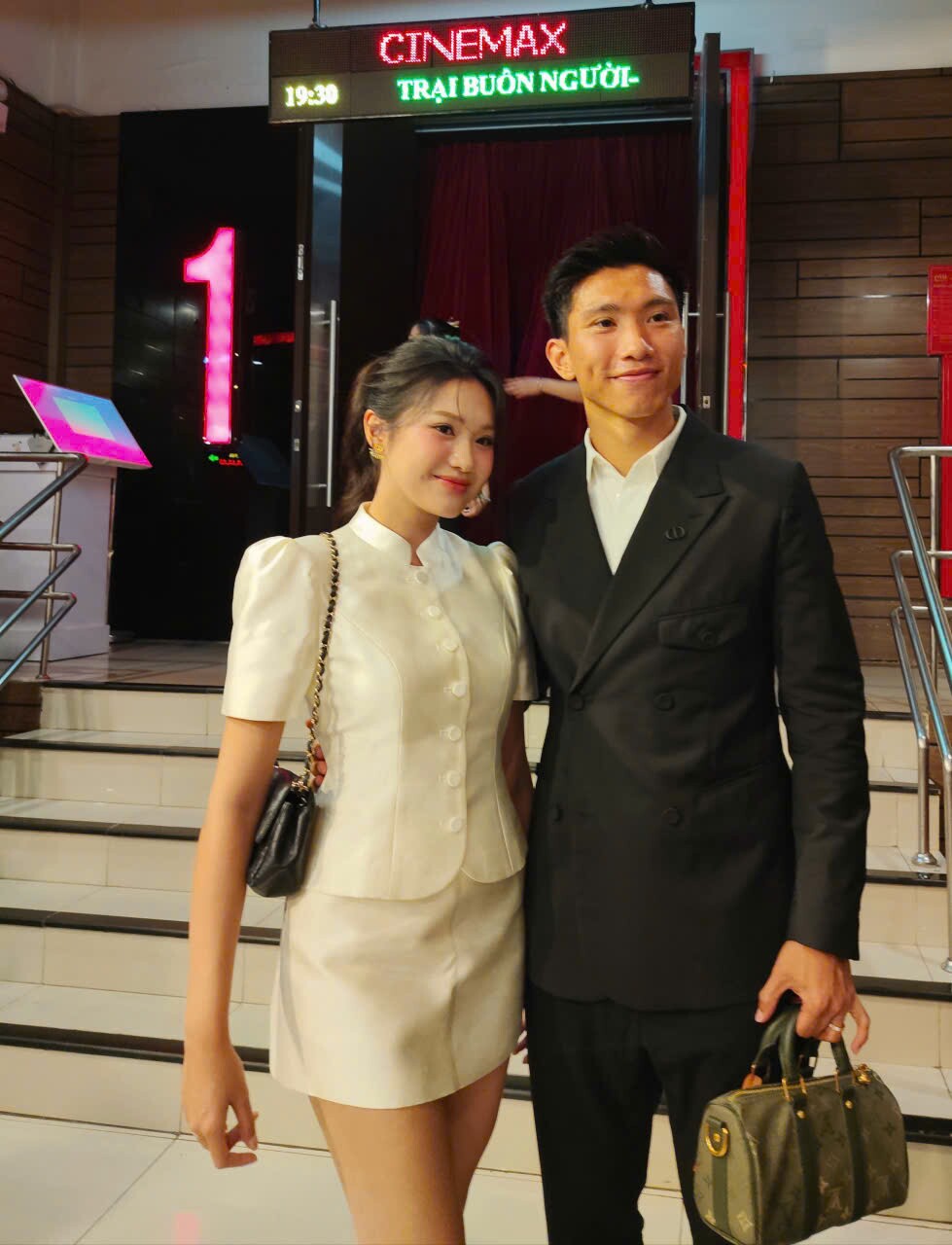 Đoàn Văn Hậu xuất hiện sau lùm xùm thẻ đỏ, tình tứ cùng vợ xinh dự sự kiện - 4