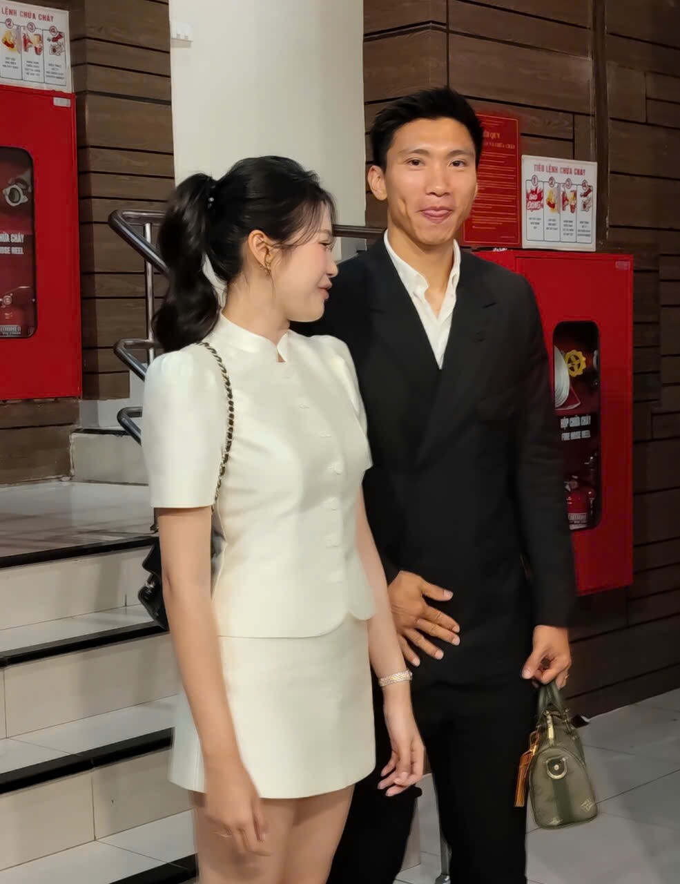 Đoàn Văn Hậu xuất hiện sau lùm xùm thẻ đỏ, tình tứ cùng vợ xinh dự sự kiện - 3