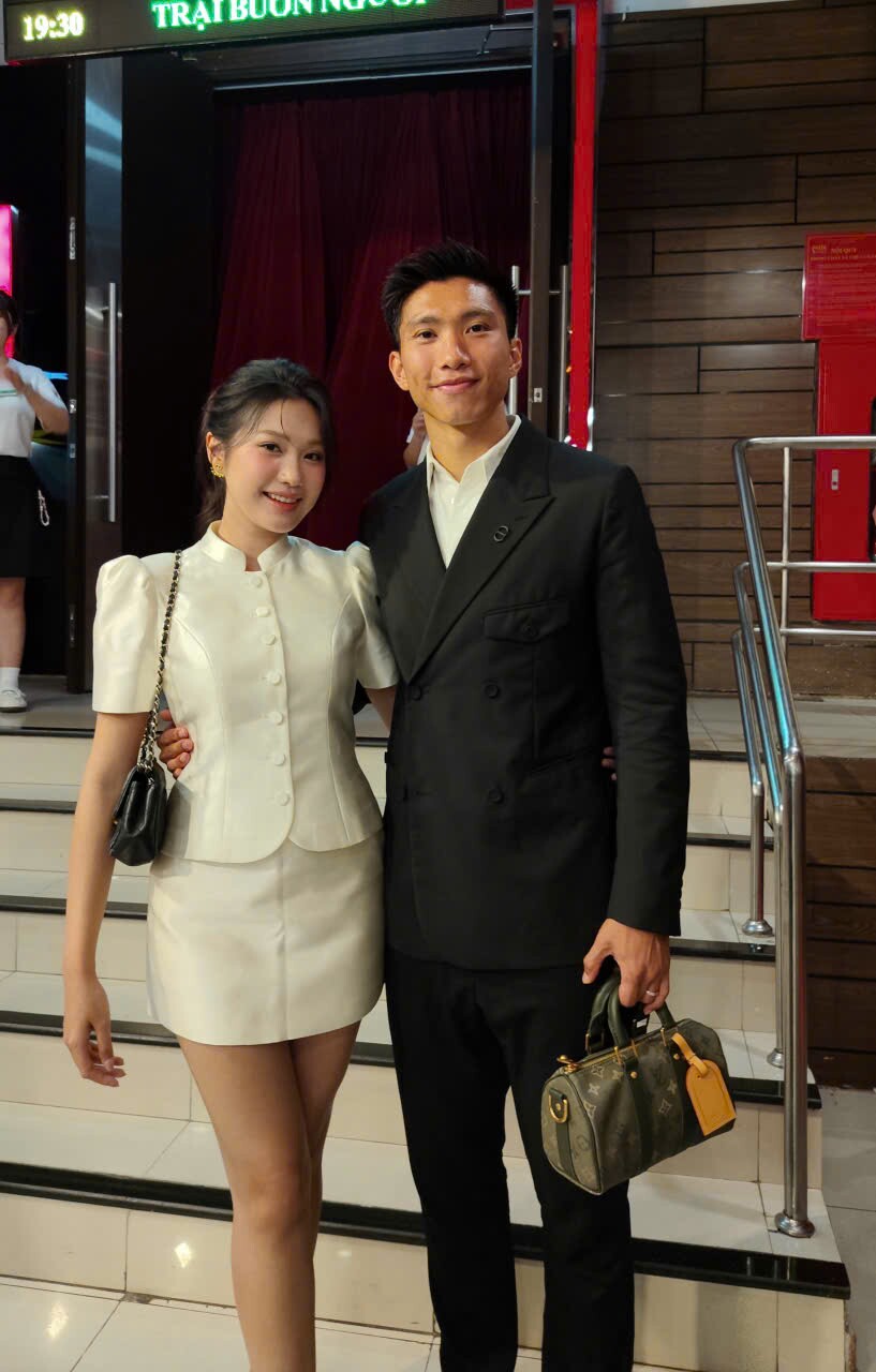Đoàn Văn Hậu xuất hiện sau lùm xùm thẻ đỏ, tình tứ cùng vợ xinh dự sự kiện - 2