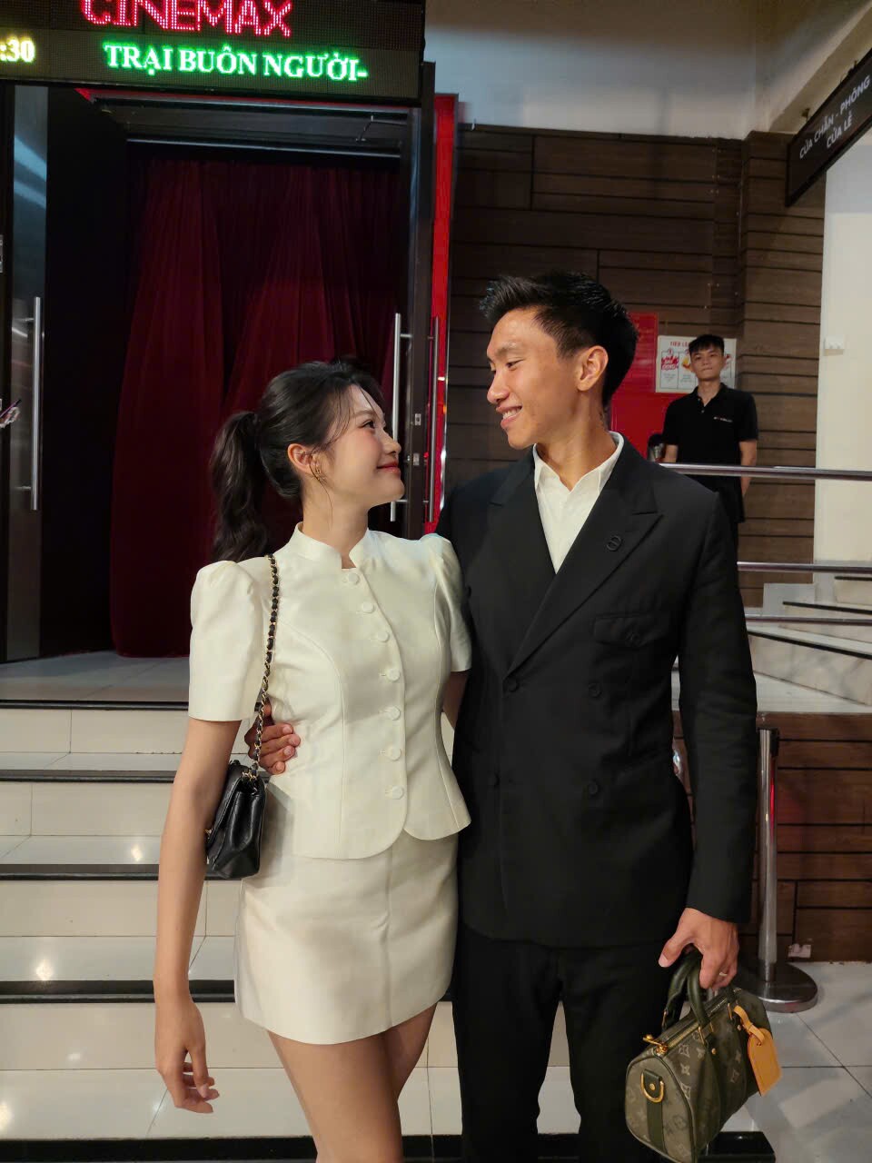 Đoàn Văn Hậu xuất hiện sau lùm xùm thẻ đỏ, tình tứ cùng vợ xinh dự sự kiện - 1