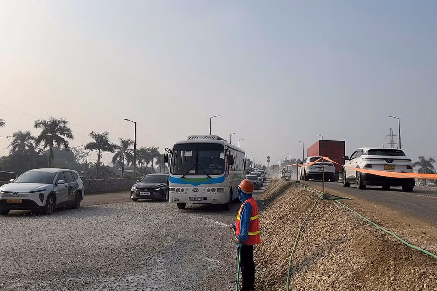 Tình trạng bụi tại đầu cầu Thăng Long xuất phát từ lớp cấp phối đá dăm được thi công dịp lễ 2/9. Thời tiết hanh khô cùng lưu lượng xe tăng vọt sau kỳ nghỉ khiến giải pháp tưới nước trước đó không đạt hiệu quả. Để khắc phục, Ban Duy tu đã yêu cầu nhà thầu lắp thêm máy bơm và tăng tần suất xe tưới trên tuyến. Ghi nhận ngày 8/9, lượng bụi lơ lửng đã giảm. Dự kiến ngày 10-12/9, nhà thầu sẽ hoàn thành lớp thảm bê tông nhựa (asphalt), chấm dứt việc phát sinh bụi.