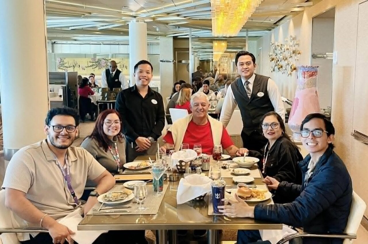 Phải đứng liên tục nhiều tiếng để phục vụ lượng khách đông đảo suốt ca làm việc khiến các nhân viên nhà hàng mệt mỏi nhưng vẫn phải thể hiện sự chuyên nghiệp